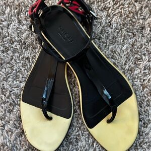 Authentic Gucci Women' sandals GG patent leather flats thong 37 sz 7